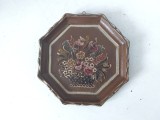 #Farfurie decorativa octogonala, de lemn, pictata manual - cos cu flori, cu agatatoare pentru perete, 12.5cm diametru