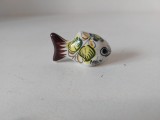 Figurina ceramica portelan miniatura Mexico Folk Art, Tonala Talavera, peste / pestisor, decorat manual cu motiv floral, vintage, anii 70,