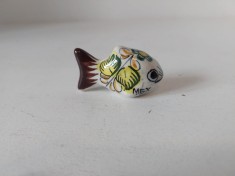 Figurina ceramica portelan miniatura Mexico Folk Art, Tonala Talavera, peste / pestisor, decorat manual cu motiv floral, vintage, anii 70,