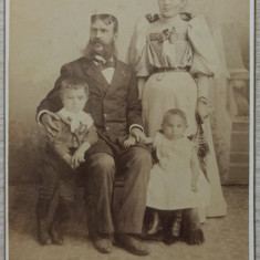 Portret de familie// fotografie de studio M. Wandelmann Berlad-Slanic