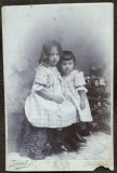 Fotografie pe carton, doua fetite, inceput de secol XX