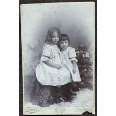 Fotografie pe carton, doua fetite, inceput de secol XX