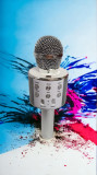 Microfon karaoke argintiu cu bluetooth și boxă