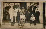 Rom&acirc;nia interbelică, COAFOR, ucenici si clienti fotografiati in fata coaforului, istorie stil de viata, viata cotidiana, foto tip Carte Postala