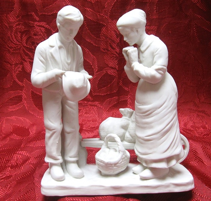 STATUETA BIBELOU PORTELAN MAT BISCUIT RUGACIUNE ANGELUS JEAN- FRANCOIS MILLET 19.5 CM