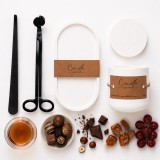 Cumpara ieftin Set lumanare parfumata Coniac si praline, suport lumanare, accesoriu elegant pentru stins lumanarea si foarfeca de taiat fitil lumanare