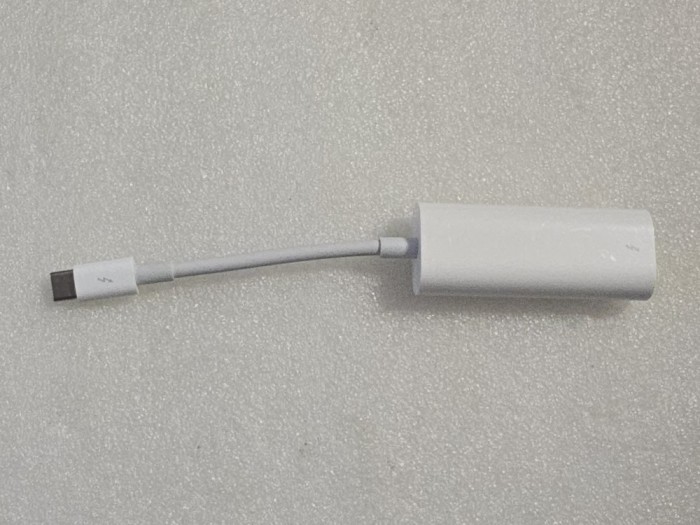Adaptor Apple Thunderbolt 3 (USB-C) la Thunderbolt 2, Model A1790