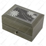 Caseta bijuterii din lemn cu placuta metalica gravata 18&times;12 CM &ndash; Flori/Fluturi