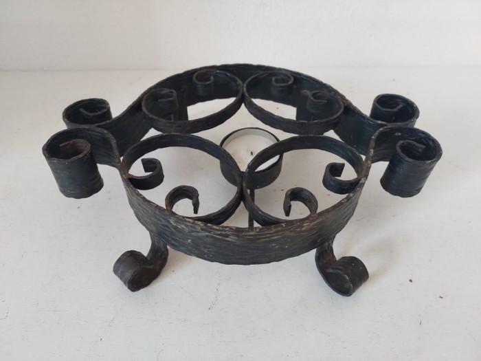Suport din fier forjat cu spațiu pentru lum&acirc;nare pastilă &ndash; menține vasele calde, design rustic vintage, lucrat manual, 23x16x6 cm