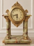 Superb ceas de șemineu din onix cu elemente din alama și bronzuri Napoleon ,piesa cu o lucrătură de o foarte mare finețe ,mecanism Quartz