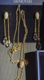 SWAROVSKI,SET DE BIJUTERII CU CRISTALE SWAROVSKI(LANTISOR + CERCEI )IN CUTIILE ORIGINALE CU CERTIFICAT DE GARANTIE/VECHI ,NEFOLOSITE