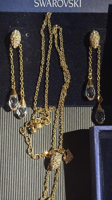 SWAROVSKI,SET DE BIJUTERII CU CRISTALE SWAROVSKI(LANTISOR + CERCEI )IN CUTIILE ORIGINALE CU CERTIFICAT DE GARANTIE/VECHI ,NEFOLOSITE