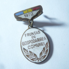 Insigna Fruntaș în gospodărirea comunei 1972 , h=3,5cm , metal si email