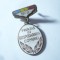 Insigna Fruntaș &icirc;n gospodărirea comunei 1972 , h=3,5cm , metal si email