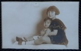 Fotografie tip Carte Postala, Fetita imbratisand un bebe, 1927