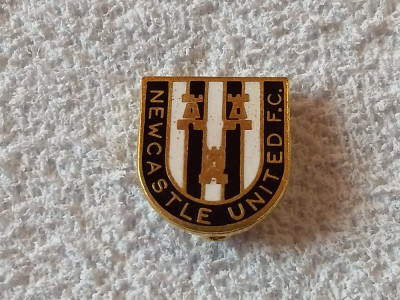 Insigna metalica fotbal - NEWCASTLE UNITED FC (Anglia) foto