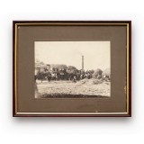 Fotografie de epocă &icirc;nfățiș&acirc;nd o batoză de gr&acirc;u, fotograf Sigismund Tarko