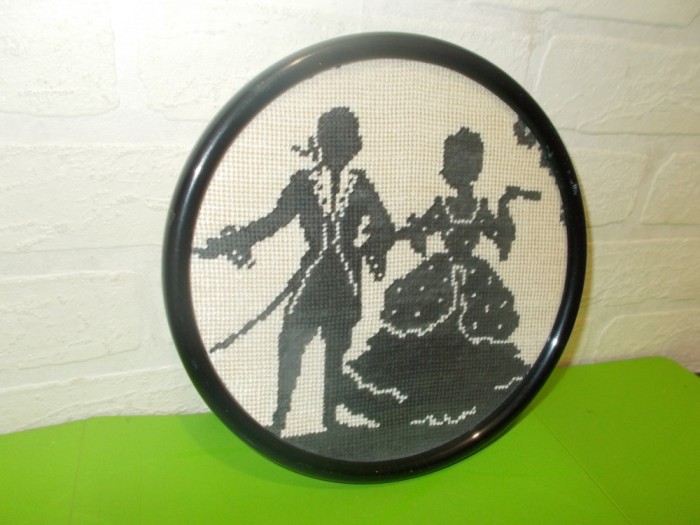 TABLOU CUSUT vechi cu SCENA DE EPOCA , rama din LEMN / GOBLEN (2)