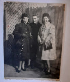 Fotografie dimensiune 6/9 cm cu 3 tinere din Tecuci județul Vaslui