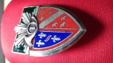 INSIGNA MILITARA FRANCEZA--REGIMENTUL 1 VANATORII DE CAVALERIE 1950-1960 VF 4 CM