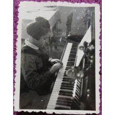 Fotografie, Fetita cantand la pian, anii 40