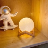 Lampa de veghe in forma de luna 3D Moon Light Multicolor, alimentare baterii, stand plastic inclus, 8 cm