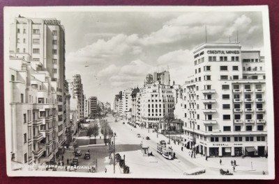 Bucuresti - aprox. 1940 - Bulevardul Bratianu - tip fotografie, superanimata (masini, pietoni, magazine), necirculata foto