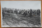 Foto de razboi; Refugiati rusi si romani adusi in siguranta in spatele liniilor, cu banderola germana de presa pe verso