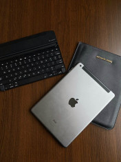 Vand Ipad Air 1 Space Grey 64 GB + tastatura Logitech + husa Michael Kors foto