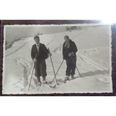 Fotografie tip carte postala - Cuplu in varsta pe schiuri (cenzurata)