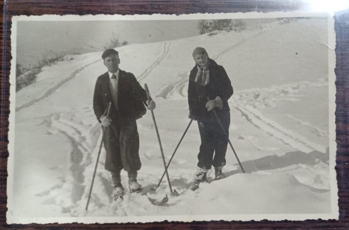 Fotografie tip carte postala - Cuplu in varsta pe schiuri (cenzurata)