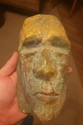 SCULPTURA DE PERETE ( STIL BASORELIEF ) - CAP DE EXPRESIE foto