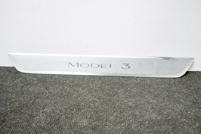 Ornament prag dreapta față TESLA MODEL 3 2019 OEM: 1504763-00-A 11250599