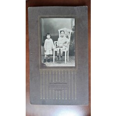 Fotografie pe carton, 2 fetite, perioada interbelica