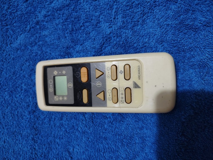 Telecomanda aer conditionat / telecomenzi aer conditionat ORIGINALE, DAIKIN, stare foarte buna, perfect functionala !!