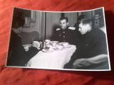 Fotografie de Presa 1944 - Ofiteri sovietici la restaurant in Bucuresti , dim.=17x11,5cm