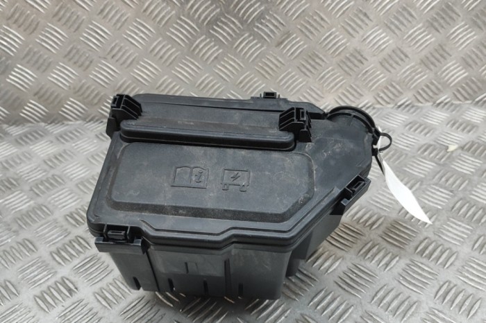 Panou de siguranțe LAND ROVER RANGE ROVER SPORT L461 2024 OEM: M8E2-14A067-FB,M8E2-14A076-FB,M8E2-24994-EC 29507151