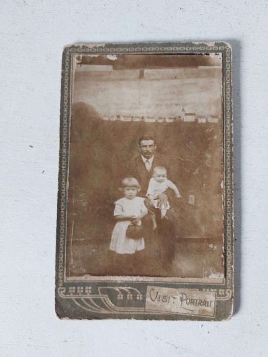 Fotografie vechii anii 20 (1924), Transilvania, bunic cu nepotii / 2 copii, format mic (6x9cm) pe carton (7x11cm) VISIT PORTRAIT