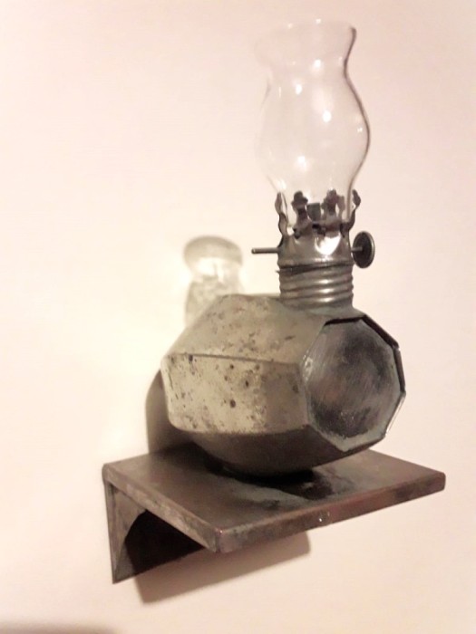 Mică lampă de perete cu petrol realizată &icirc;n moda Zeppelin, perioada Art Deco