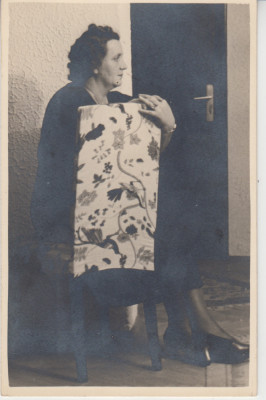 M5 B31 - FOTO - FOTOGRAFIE FOARTE VECHE - doamna pe scaun - anii 1940 foto