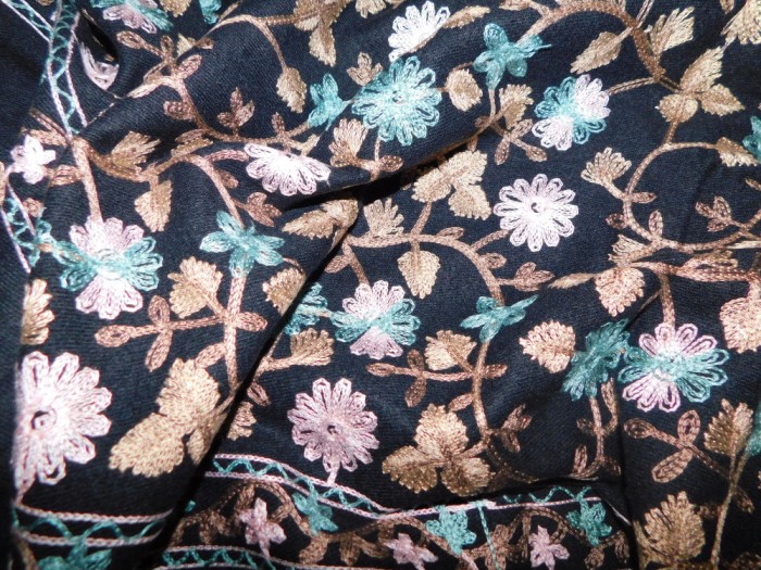 Esarfa noua ,broderie deosebita, 2 bratari noi, cadou