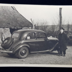 OFITER GERMAN , IN UNIFORMA , POZAND LANGA UN AUTOMOBIL MERCEDES IN CURTEA UNUI CONAC , FOTOGRAFIE TIP CARTE POSTALA , PERIOADA INTERBELICA