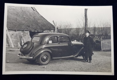 OFITER GERMAN , IN UNIFORMA , POZAND LANGA UN AUTOMOBIL MERCEDES IN CURTEA UNUI CONAC , FOTOGRAFIE TIP CARTE POSTALA , PERIOADA INTERBELICA foto