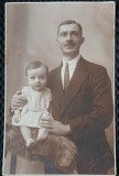 Fotografie tip Carte Postala, Barbat cu un bebe, perioada interbelica