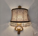 Aplica din bronz cu abajur din dantela aurie si franjuri de margele