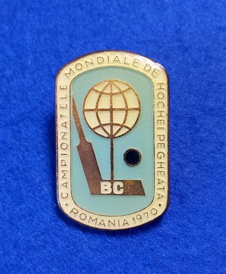Insigna sport - CAMPIONATELE MONDIALE de HOCHEI pe GHEATA-ROMANIA (1970) foto