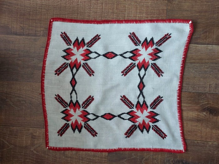 Servet / centru masa cusatura manuata pe etamina, vechi, anii 70, 48x50cm