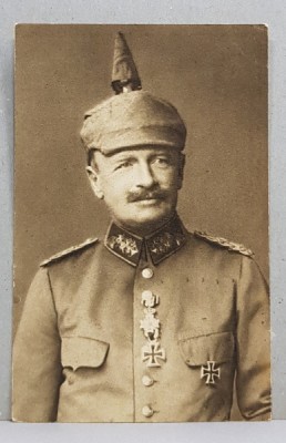 REGELE FRIEDRICH AUGUST III VON SACHSEN , IN UNIFORMA , CU CASCA SI DECORATII , CARTE POSTALA ILUSTRATA , MONOCROMA, NECIRCULATA , PERIOADA INTERBELIC foto
