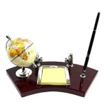Cumpara ieftin Set de Birou &bdquo;Universalitas&rdquo; cu Glob Păm&acirc;ntesc &ndash; Lemn Nobil, Maro Vișiniu