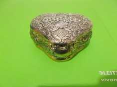Superba CUTIE de BIJUTERII decorata in relief in teme florale